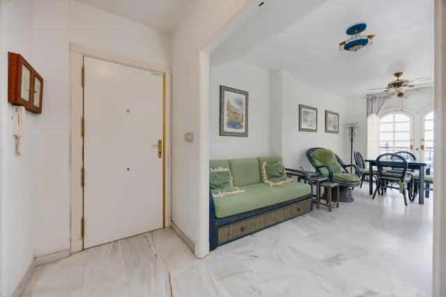Apartamento de tres dormitorios y dos baños en residencial Duquesa Beach, primera línea de la playa de los locos — 11