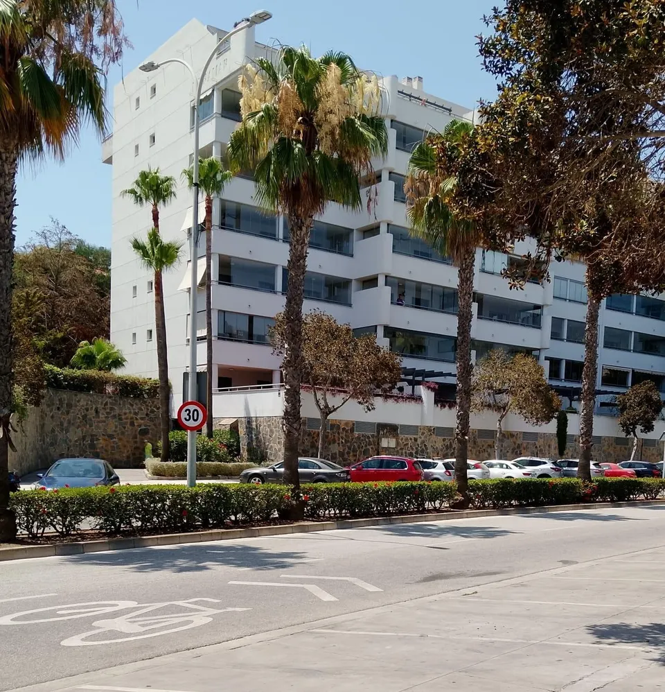se vende piso cerca del centro comercial Miramar