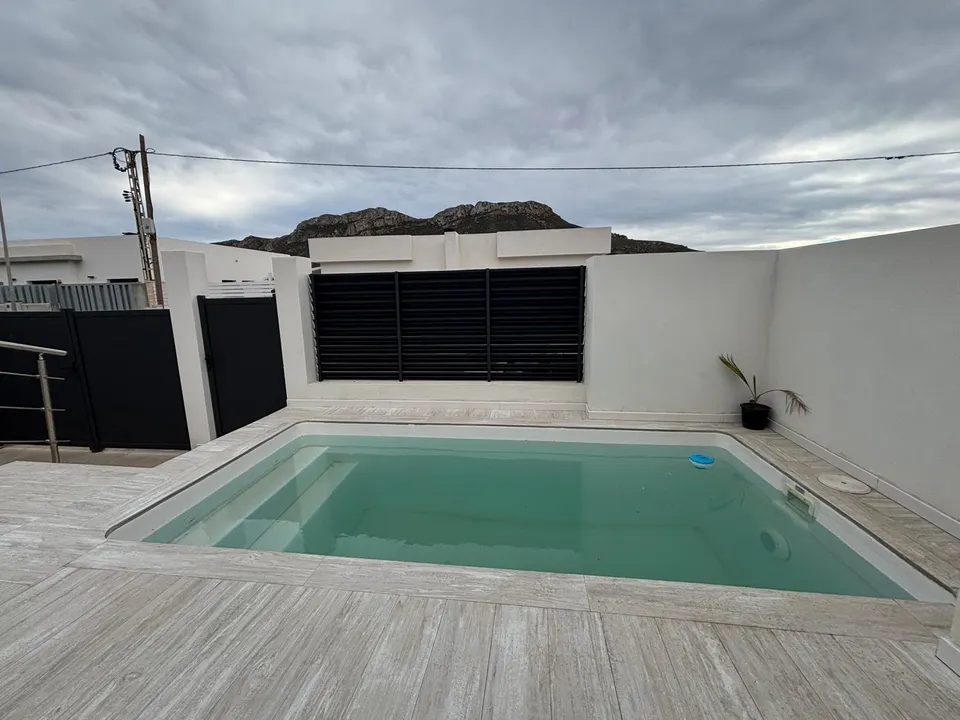 Chalet independiente a estrenar con piscina privada y jardín en Calabardina