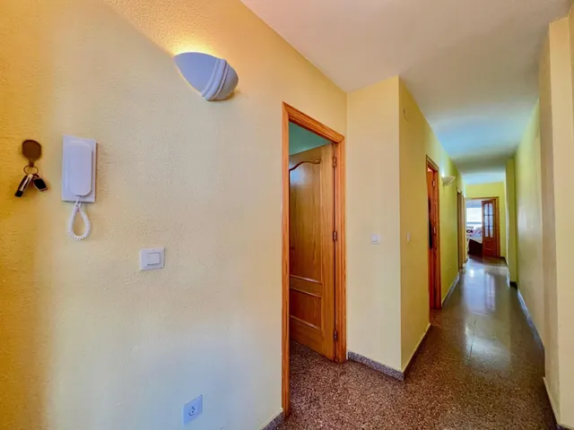 Apartamento céntrico y espacioso (89 m2 - 2.ª planta) con 4 dormitorios, balcón orientado al sur y a tan solo 550 m de la playa. — 36