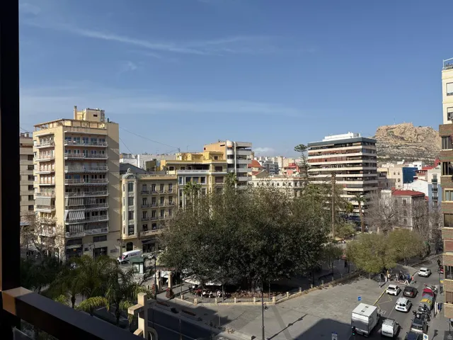 Piso en el centro de Alicante – Amplio, luminoso y con vistas despejada — 28