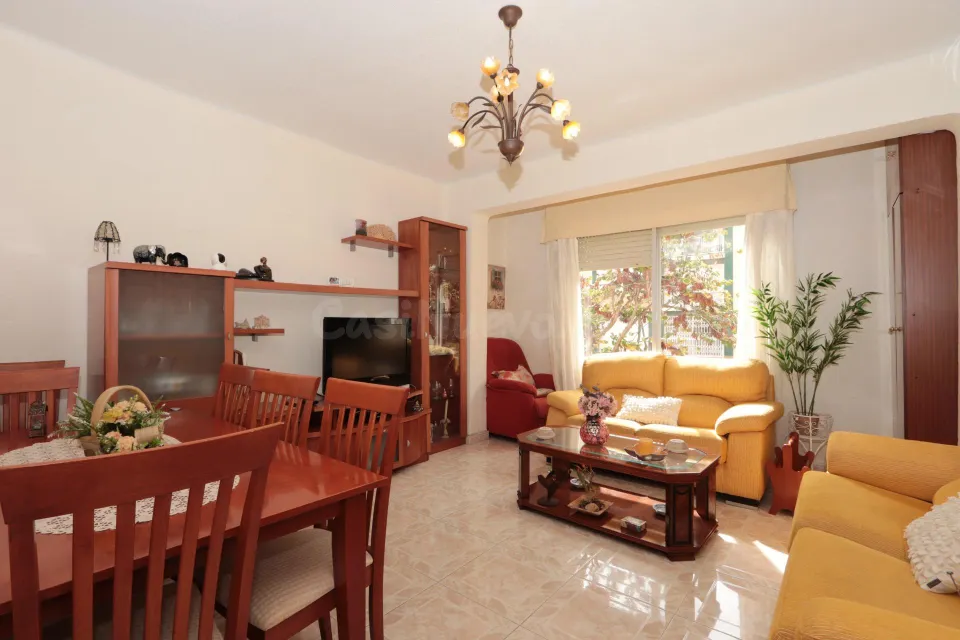 Piso en venta junto a calle Ángel Bruna de 110 m2, 3 dormitorios, baño y aseo, balcon y terraza acristalada