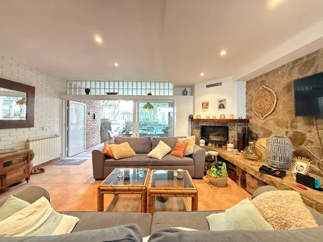 Vive a 2 minutos de la playa: casa reformada con licencia tu - foto 3