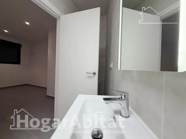 Estrena diseño y máxima eficiencia en esta moderna planta baja reformada con piscina y garaje — 31