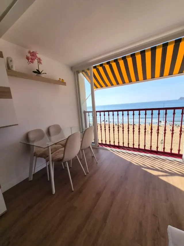 Estudio Reformado en Primera Línea de Playa Levante Benidorm - foto 2