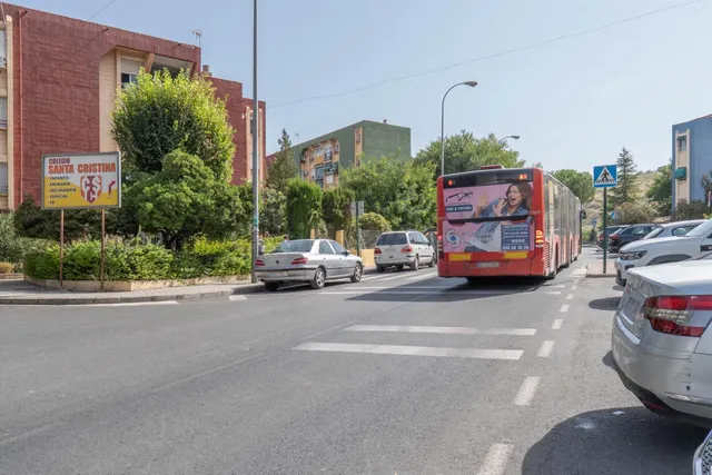 Piso de 5 dormitorios ideal para INVERSORES junto a edificio Junta Andalucía de Almanjáyar — 2