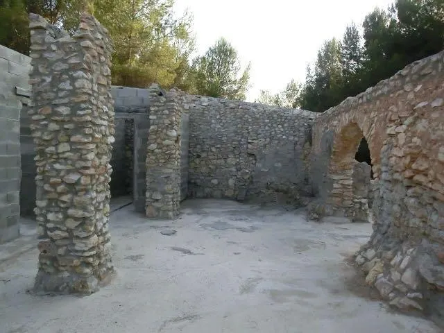 Finca de aprox 67 hectàreas. Con dos casas principales para reformar — 18