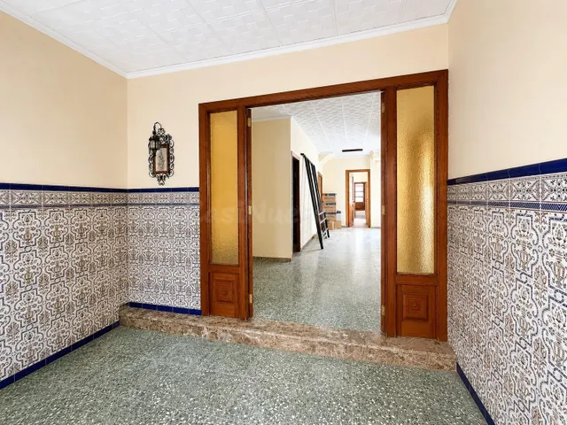 Gran vivienda en el corazón de Enguera con múltiples posibil - foto 2