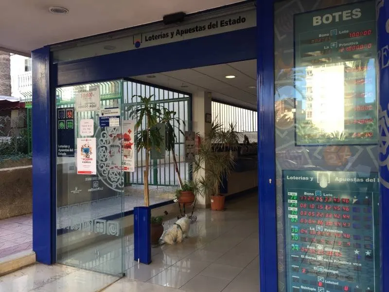 Se vende licencia de administración de loterías en Benidorm con buenas ventas por jubilación.