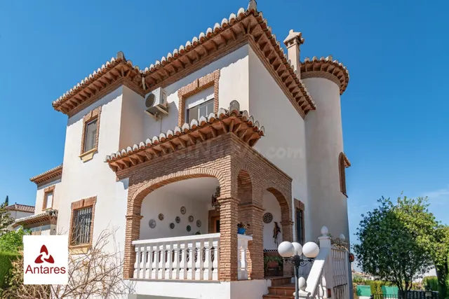 Impresionante Chalet en La Zubia Piscina y Espacios Amplios - foto 3
