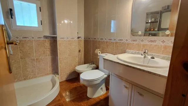 Casa de campo con parcela vallada, pinada, zona de olivos y amplia área de barbacoa — 9
