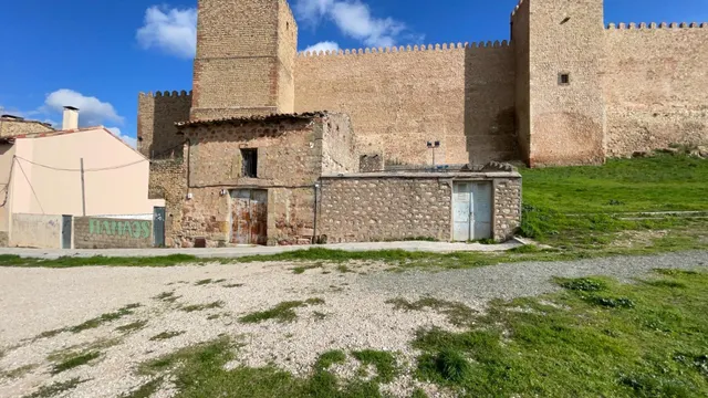 INMOBILIARIA ARBETETA VENDE CASA DE PUEBLO CON TERRENO URBAN