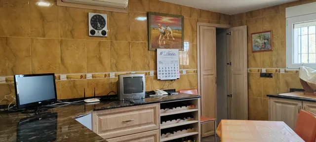 SE VENDE CHALET EN MUY BUENA ZONA PEGADO AL PUEBO Y A 20 MINUTOS DE ALICANTE — 9