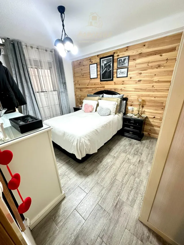 CIUDAD JARDIN - Piso interior de 60 m con 2 habitaciones, suelo imitacion madera gris. — 24