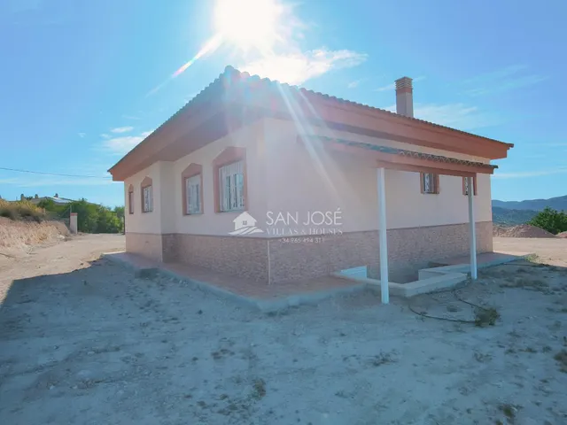 SE VENDE CHALET DE OBRA NUEVA AL LADO DEL PUEBLO DE MACISVENDA-ABANILLA — 32