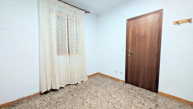 ¡Oportunidad única en la zona de Plaza de Barcelona!. Planta baja con entrada independiente y gran patio pisable. — 13