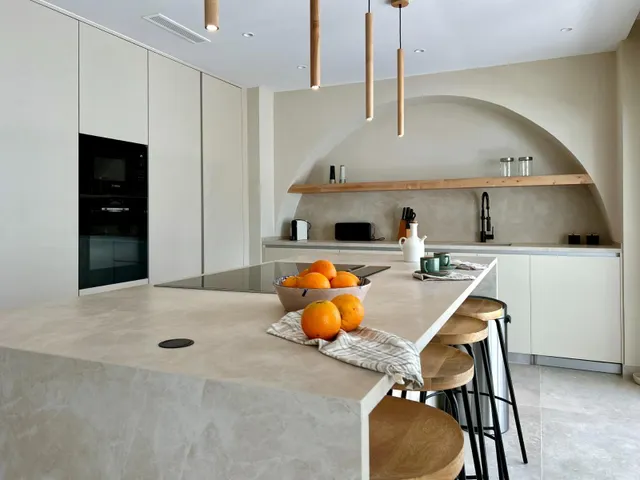 Espectacular vivienda reformada con jardín privado en Palm Beach, Marbella — 23
