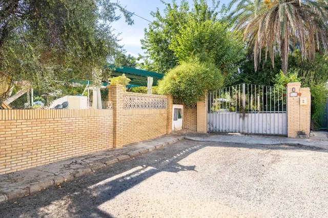 Chalet y parcela segregable en Palomares del Río — 56