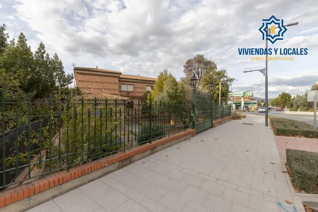 Complejo industrial con vivienda en Alhendín con 2500 metros