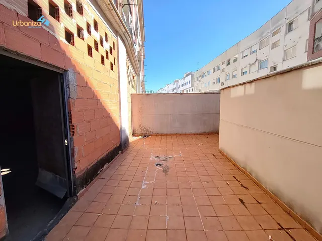 Local en bruto totalmente diafano con un amplio patio ideal para cualquier tipo de negocio — 12