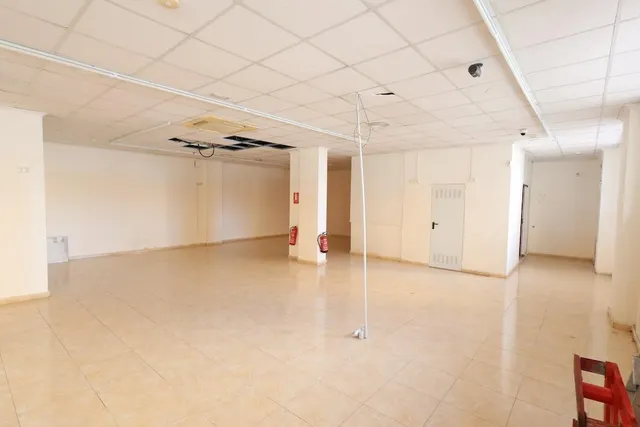 Se vende local comercial en Torrevieja – Esquina con gran visibilidad y potencial — 4