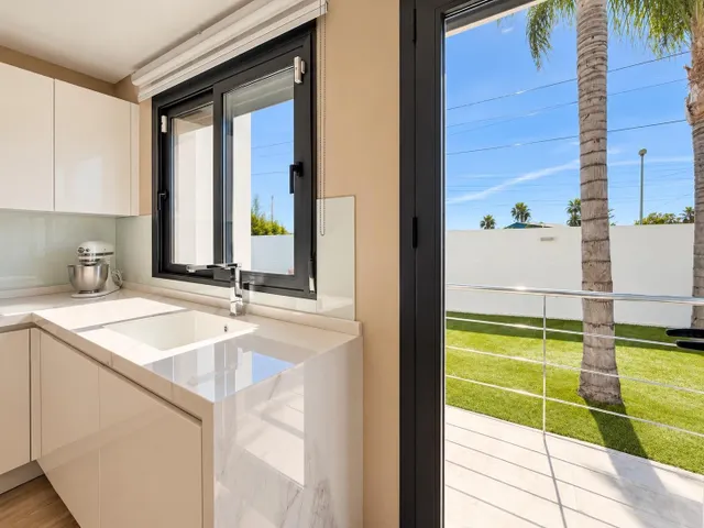 ESPECTACULAR VIVIENDA REFORMADA CON PISCINA, BODEGA, GIMNASIO Y UNA EXCEPCIONAL PRIVACIDAD — 34