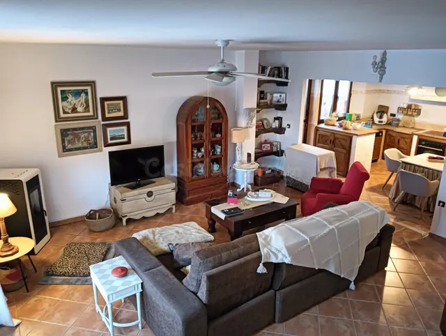 Amplia casa con buhardilla y apartamento independiente en Al