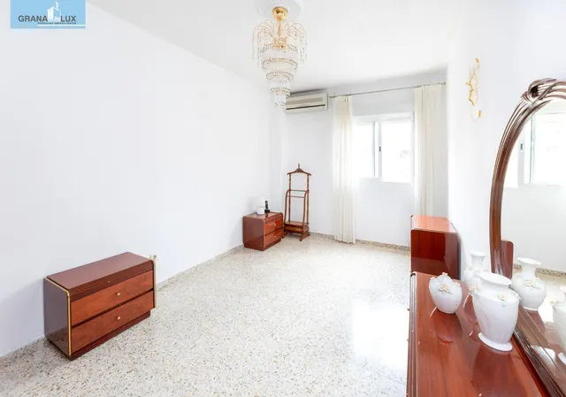¡Oportunidad única! Ático de 4 dormitorios y 2 baños con gran terraza frente al Colegio Agustinos (Arabial) — 21