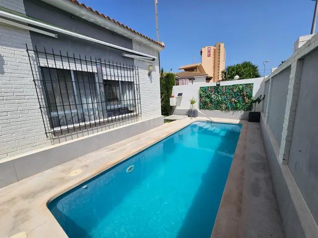 Chalet independiente de una sola planta a 100 metros del mar