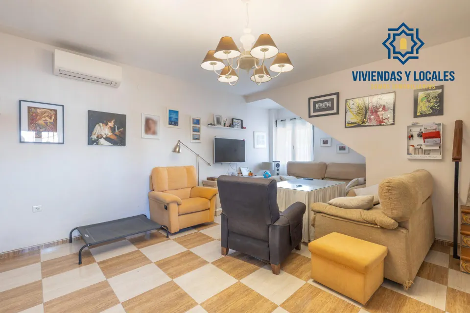 Casa en Armilla con terraza, patio y amplia cochera