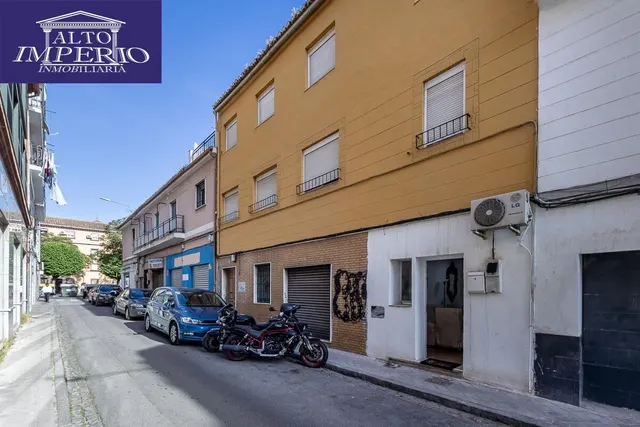 Local adaptado a vivienda en el Zaidin. — 17