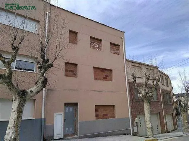EDIFICI en CONSTRUCCIÓ a la població de LA LLACUNA
