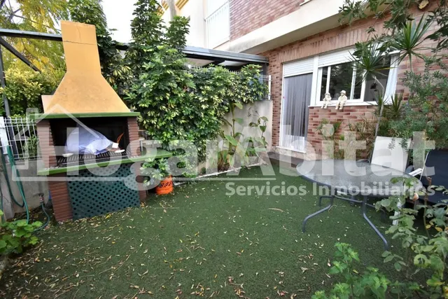 ADOSADO SEMINUEVO CON PISCINA, 2 TERRAZAS Y AMPLIO GARAJE - foto 3
