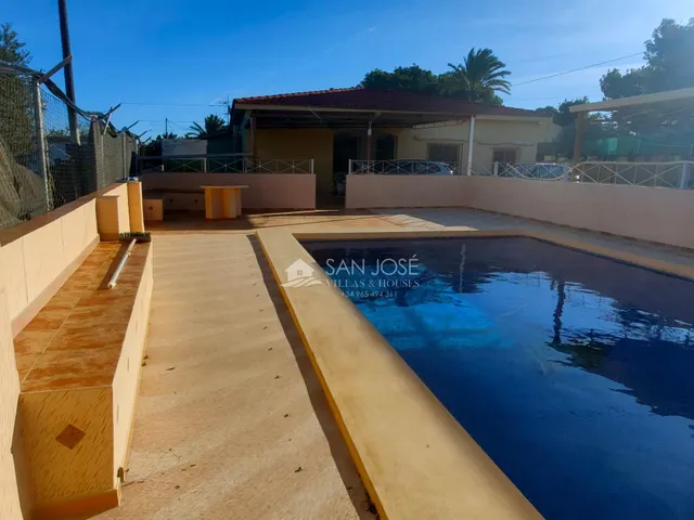 SE VENDE CHALET CON PISCINA EN MUY BUEN ESTADO EN ASPE ZONA DE UCHEL — 34