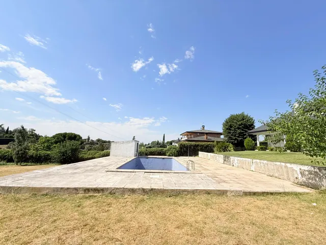 VENTA EN PLENO DOMINIO · Gran chalet de 545 m2 con placas solares y parcela privada de 3.000 m2 · Boadilla del Monte — 49
