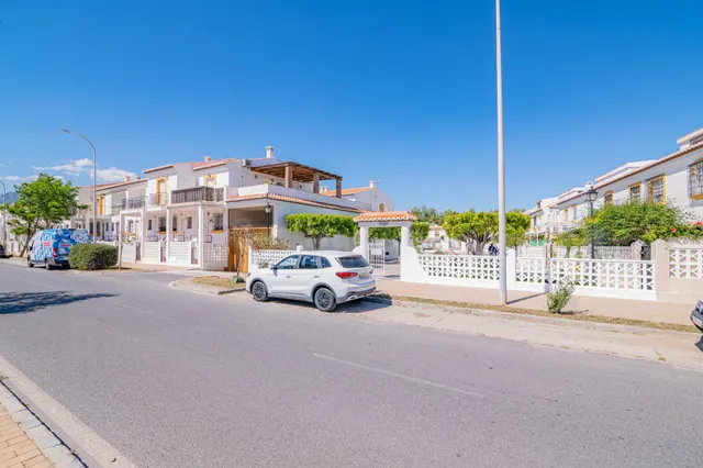 Chalet adosado en Salobreña playa, urb. privada con piscina y jardines. — 5