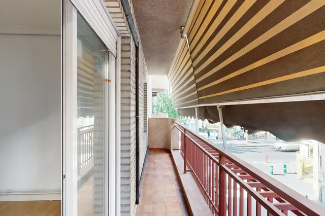 Piso exterior de 111 m2 con 4 dormitorios, garaje y trastero en Av Juan Antonio Perea — 28