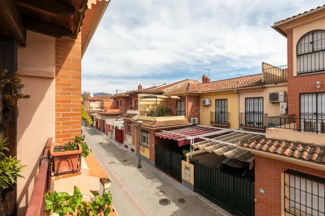 Adosado “Dos en Uno” con apartamento independiente. — 25