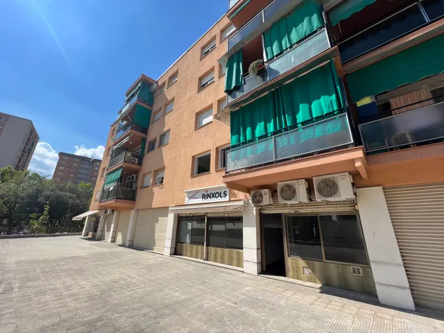 DESTACABLE Y PECULIAR LOCAL en VENTA o ALQUILER en Martorell. — 27