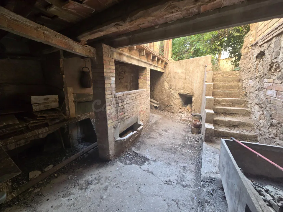 Oportunitat al centre de Tàrrega: Casa per reformar amb terrassa, pati i gran potencial