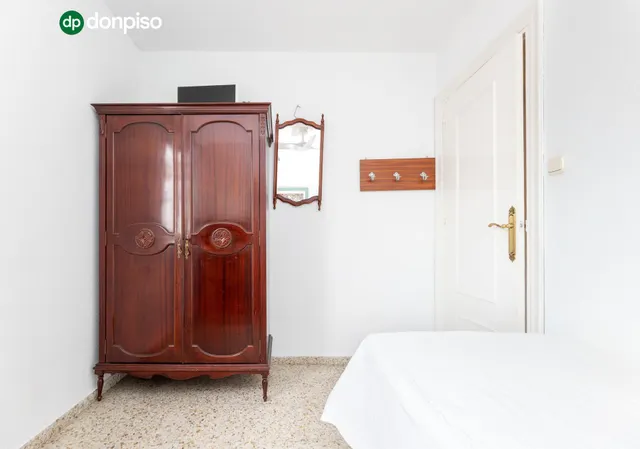 ¡Oportunidad única! Ático de 4 dormitorios y 2 baños con gran terraza frente al Colegio Agustinos (Arabial) — 21