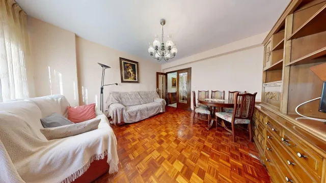 Piso de 72m2 útiles. Distribuido en tres dormitorios, salón, cocina, baño, despensa y amplio balcón — 4