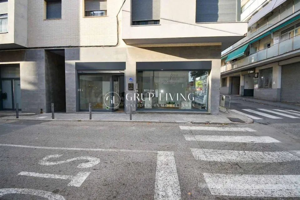 LOCAL ESQUINERO CON ESCAPARATE EN LES CASES NOVES