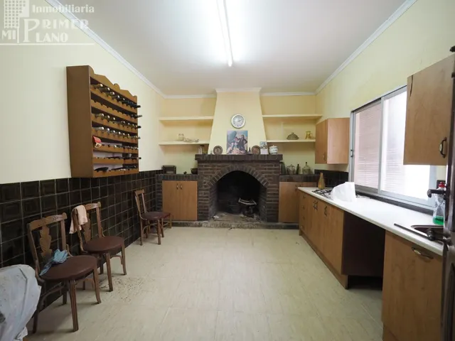 Amplia Casa en Tomelloso con Acceso a Dos Calles por solo €155,000 — 9