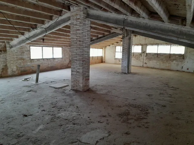 OPORTUNIDA GRAN CASA DE PUEBLO CON VIVIENDA UNIFAMILIAR Y NAV ES ANEXAS — 3