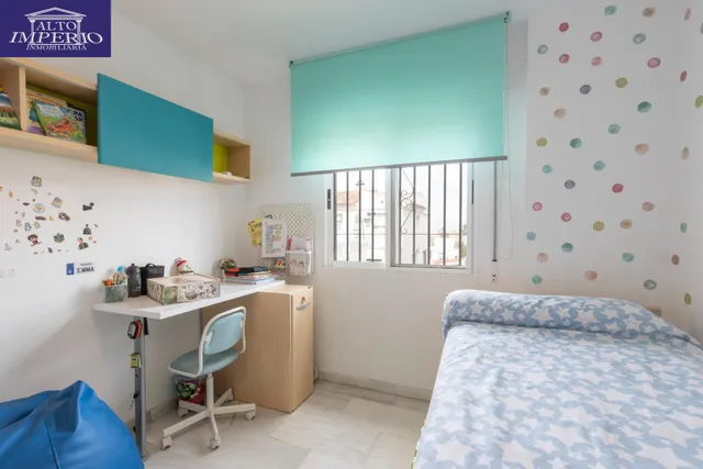 Casa independiente con piscina en La Zubia. — 25