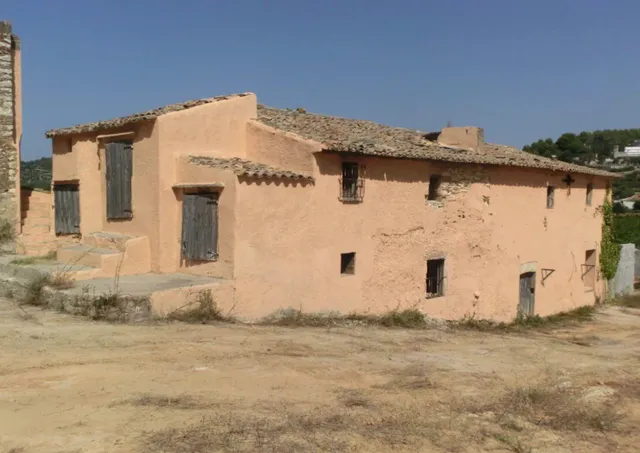 Finca de aprox 67 hectàreas. Con dos casas principales para reformar — 4
