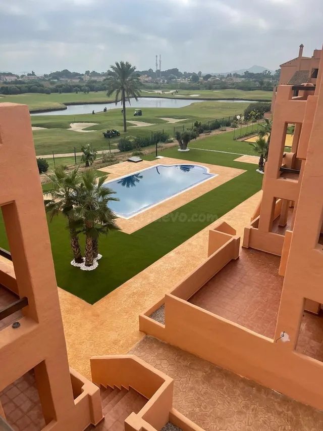Luminoso ático en planta alta con terraza, piscina y garaje