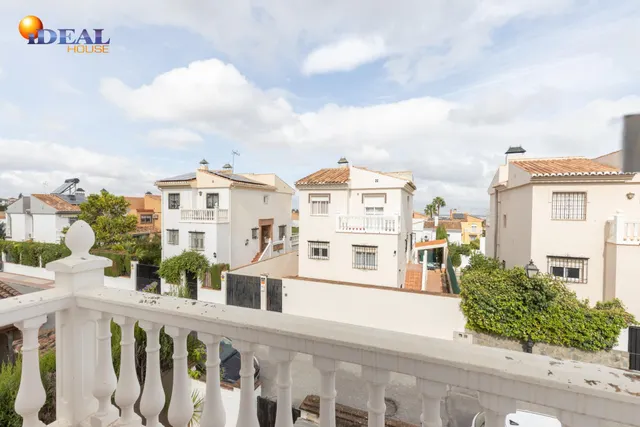 Casa independiente con piscina en La Zubia. — 30