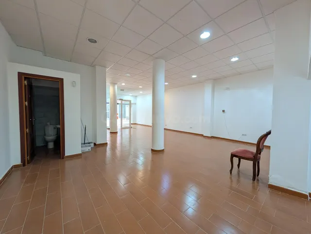 Amplio Local Comercial en el Centro de Ayamonte, Ideal para  - foto 4